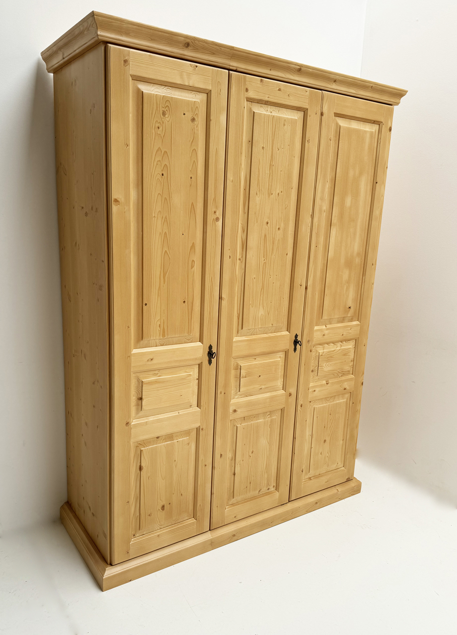 Schrank Trient 3-trg. Höhe 216 cm, Rosner lackiert