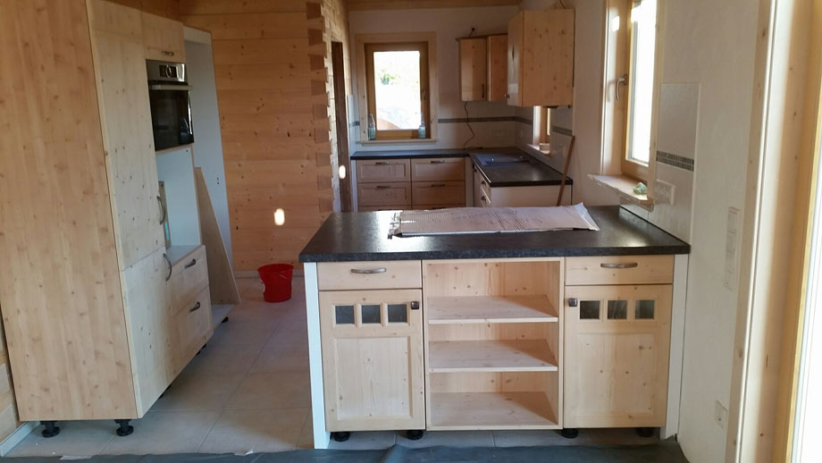 Schreinerküche Landhauslust Hall mit Granitplatten nach individuellem Angebot