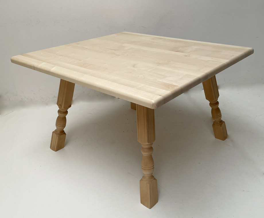 Vierfußtisch 4510 mit Schubladen, Ahornplatte 120/120 cm