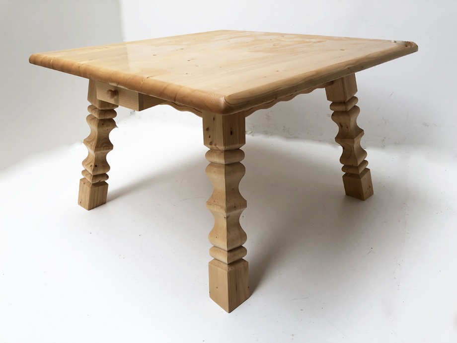Vierfußtisch 4510 Baluster Fichteplatte 120/120 , mit Schubladen, Sondermodell