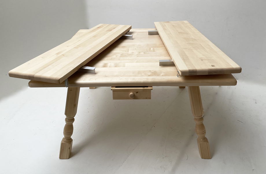 Vierfußtisch 4510 mit Schubladen, Ahornplatte 140/140 cm, 2 Ansteckplatten 40 cm, geölt