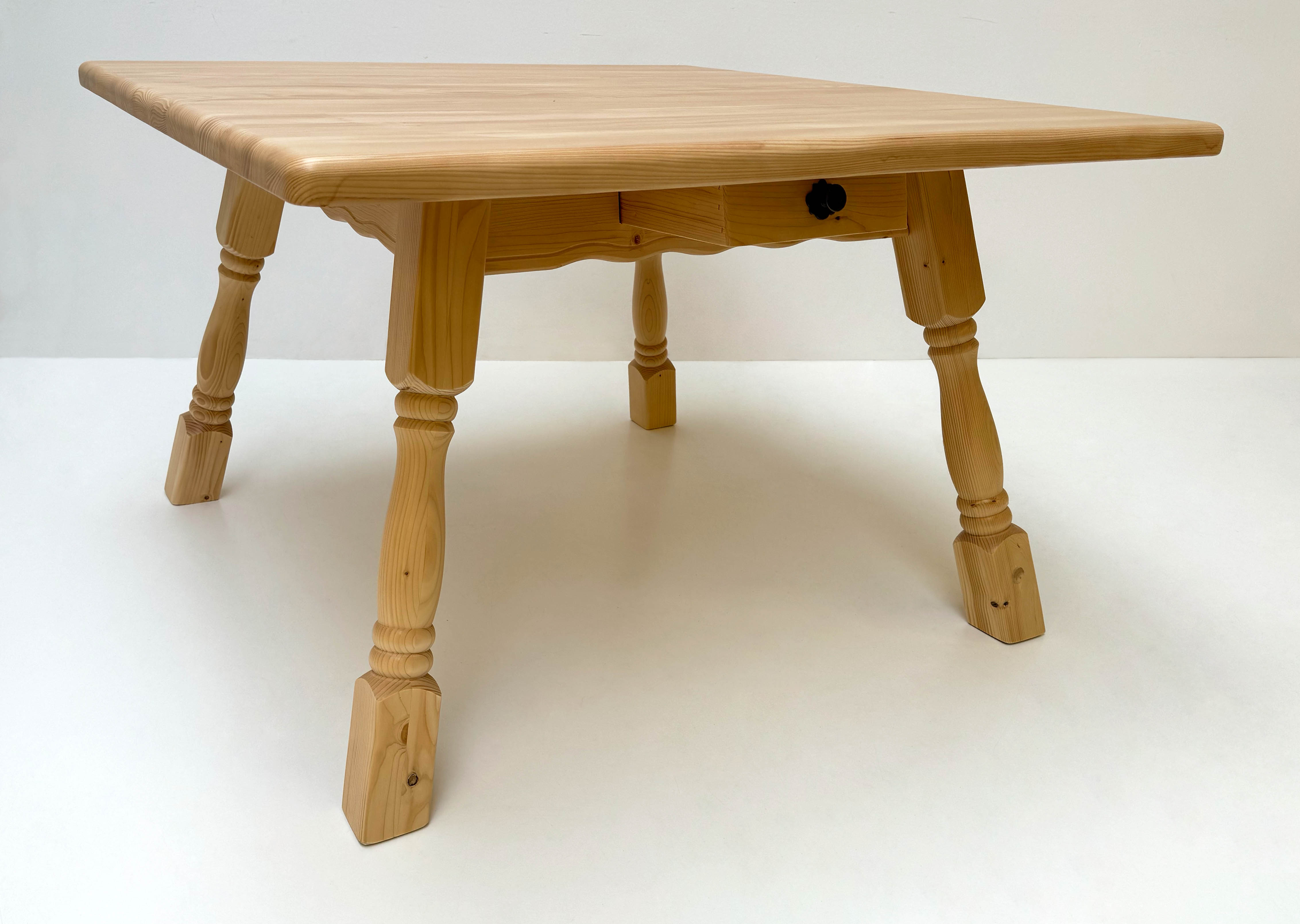 Vierfußtisch 4510 Amberg Fichteplatte 120/120 , mit Schubladen