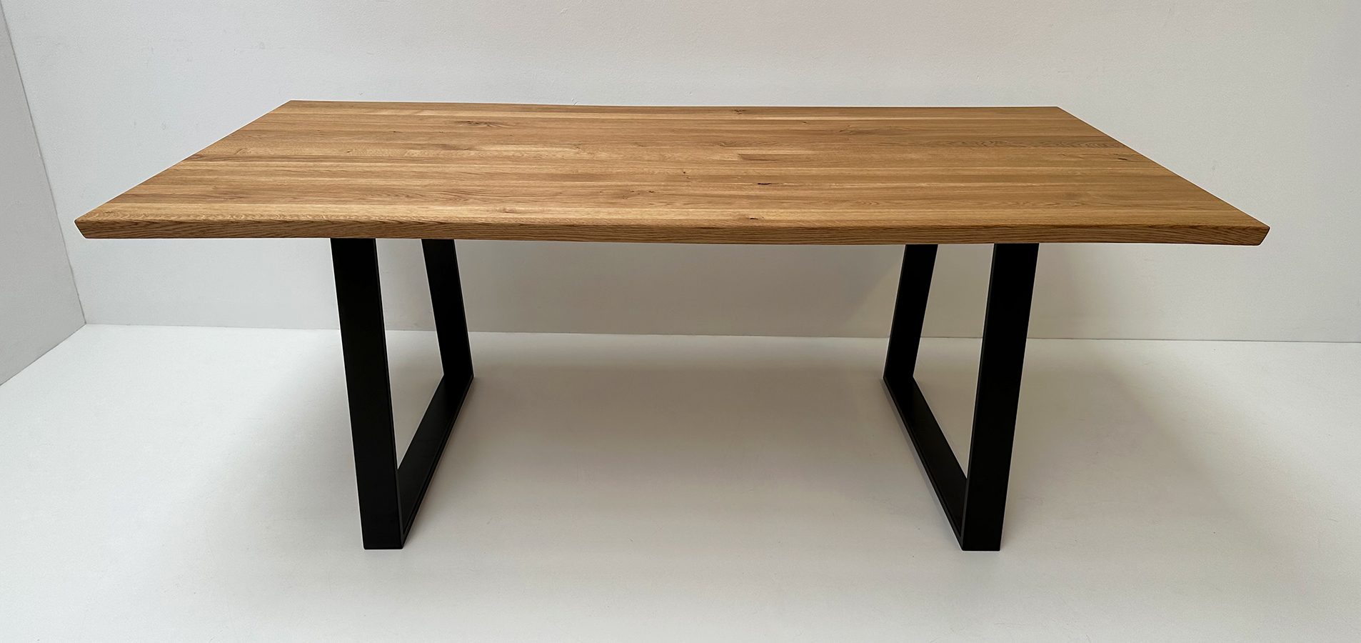 Baumtisch Tisch Oviedo, 200/100 cm, ohne Mittelfuge, Wildeiche geölt, Metallgestell Trapezform !