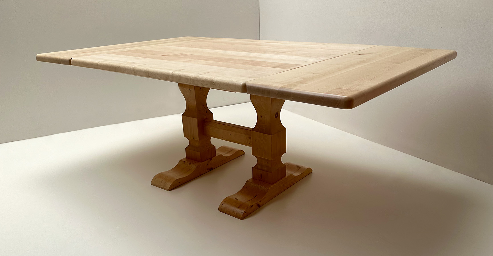 Klostertisch Mittelsäulen-Tisch, gefräste Säulen, 120/120 cm, 2 Ansteckplatten Ahorn natur lackiert