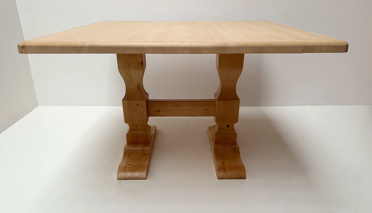 Klostertisch Mittelsäulen-Tisch mit Gefrästen Säulen, 120/120 cm, Fichteplatte Rosner lackiert