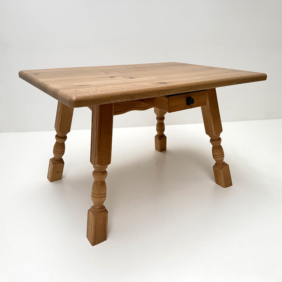 Vierfußtisch 4510, 85/120 cm, Eicheplatte und Eiche Ansteckplatte, Gestell Fichte Antik lackiert