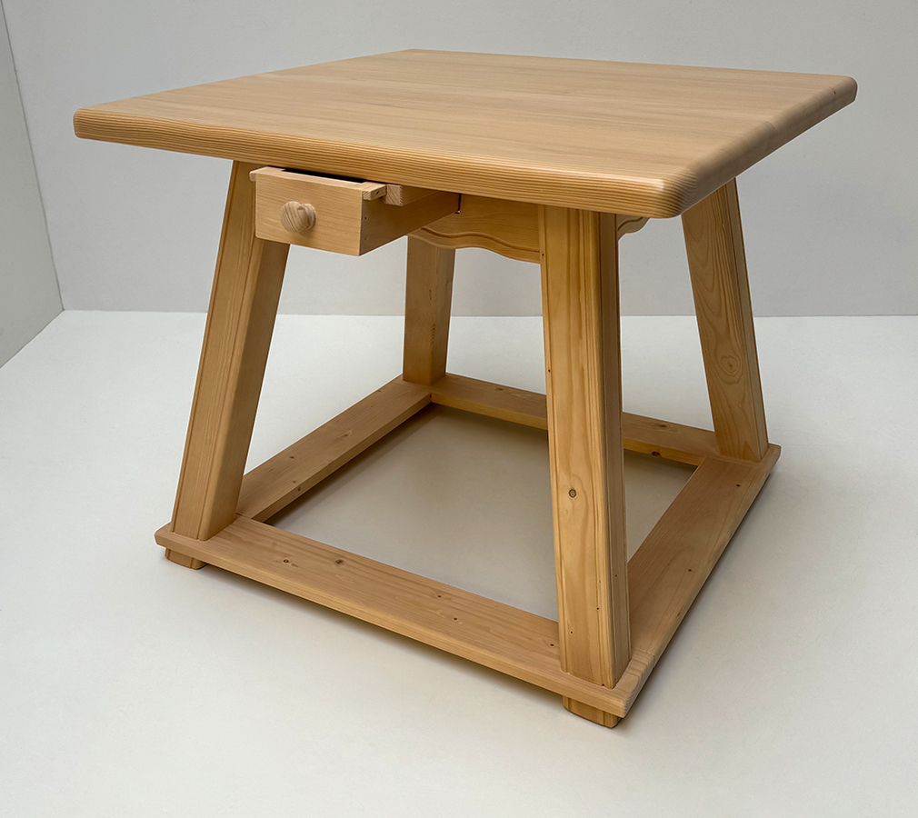 Vierfußtisch 4510 Amberg-Rosenheim, mit Schubladen, Fußrahmen, gerader Fuß, Fichteplatte 90/90 cm