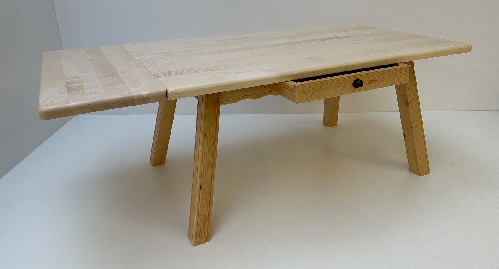 Vierfußtisch 4510 Amberg-Rosenheim, Schubladen, gerader Fuß, Ahornplatte 160/100 cm, 1 Ansteckplatte