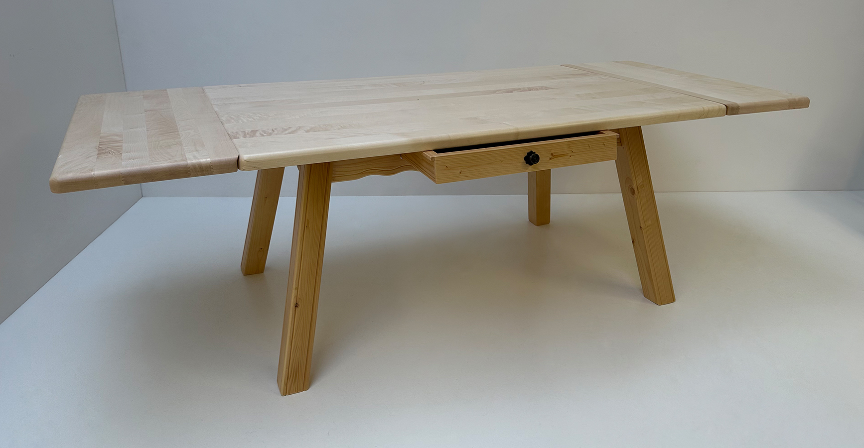 Vierfußtisch 4510 Amberg-Rosenheim, Schubladen gerader Fuß, Ahornplatte 160/100 cm, 2 Ansteckplatten