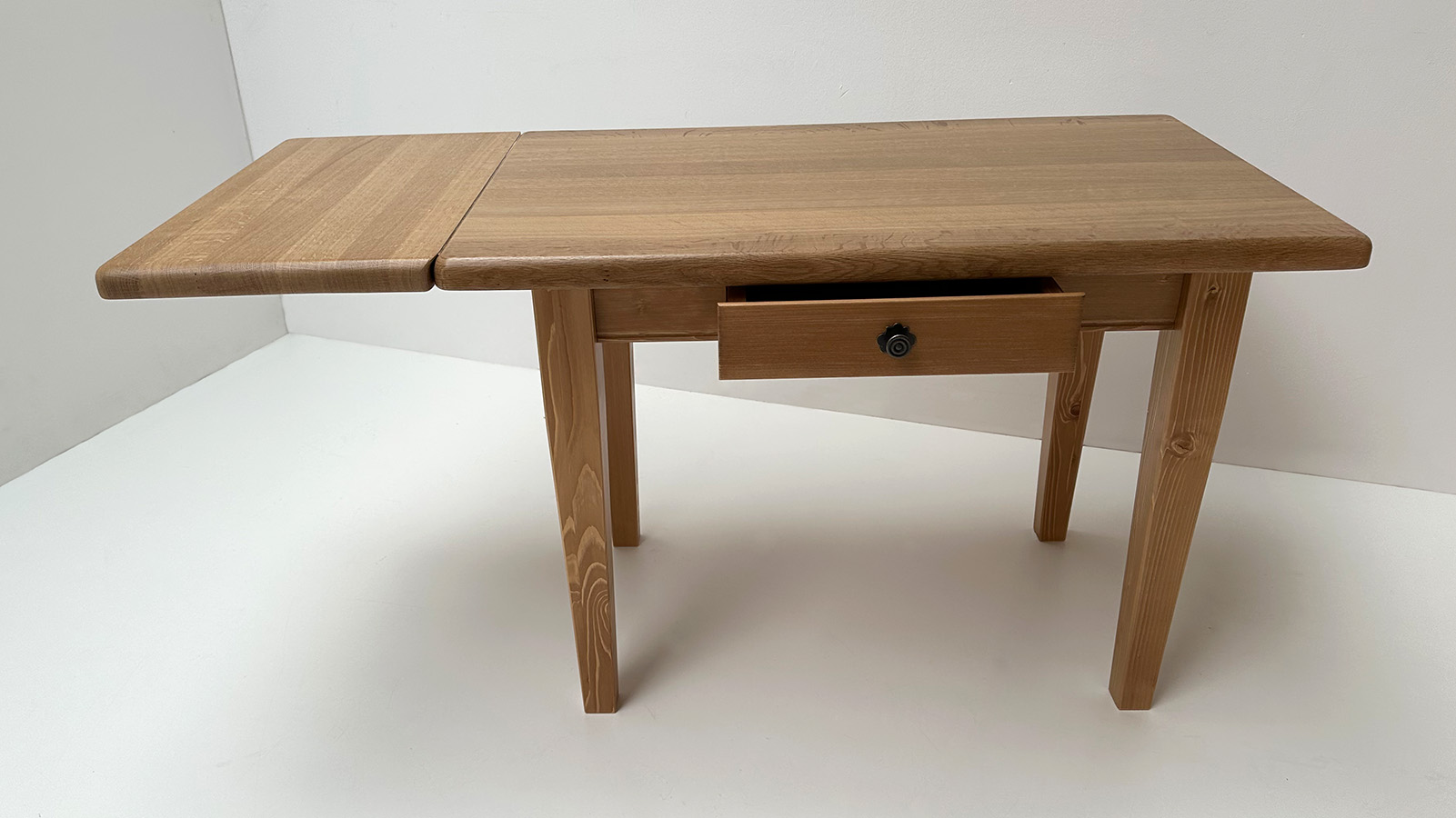 Vierfußtisch Nürnberg 70/110 cm Schubladen, Fichte Antik dunkel, Platte Eiche, 1 Ansteckplatte