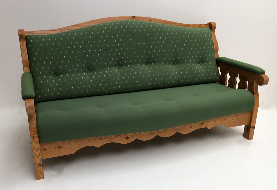 Sofa 3 Sitzer Voglauer Anno 1900, Oberfläche Waldfichte, Neupolsterung Stoff Kundl grün, Wels grün