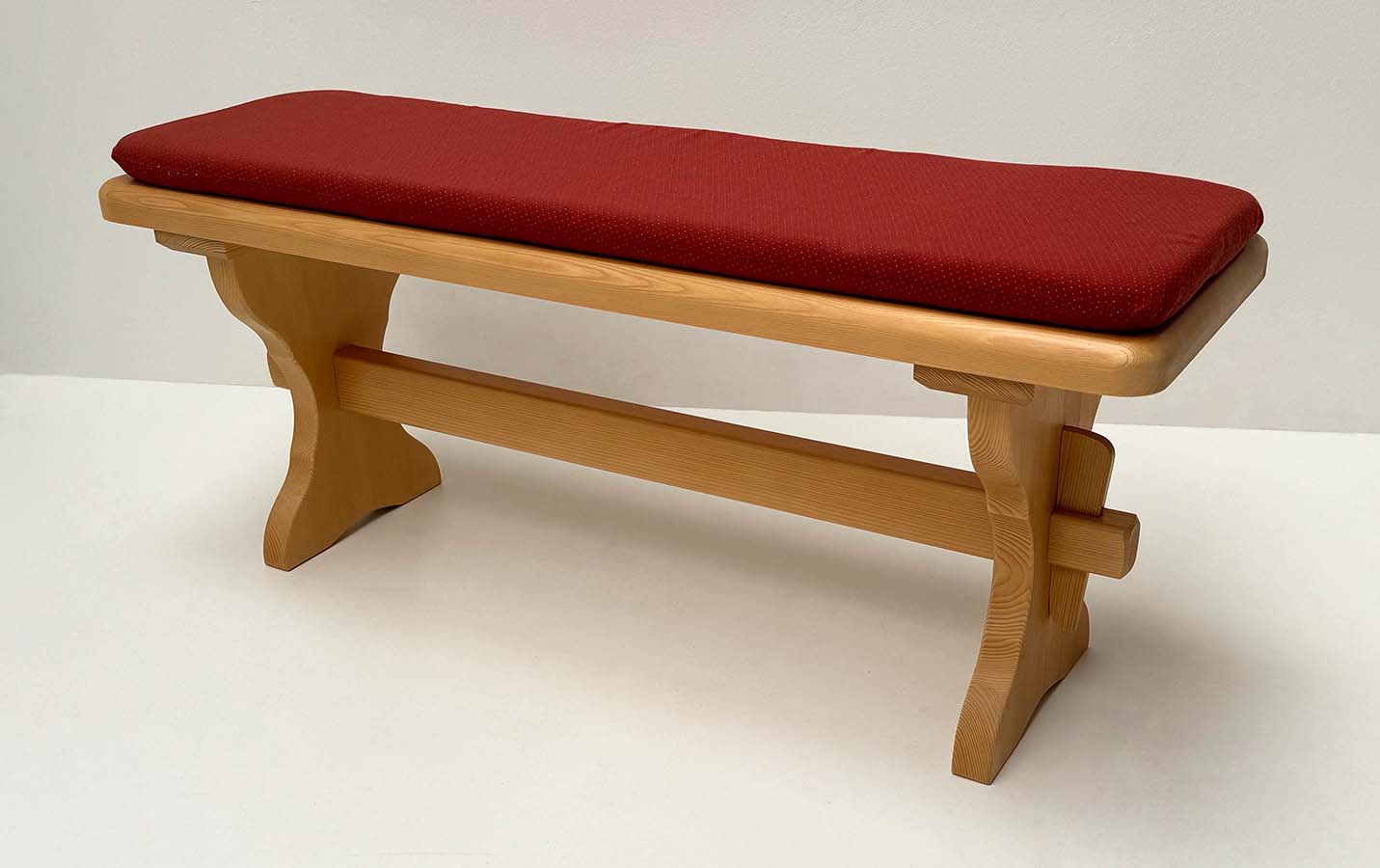 Vorbank Lindau, Ausführung schwer, Länge 115 cm, Adler Chamonix 11458, Polster genäht, Wels rot