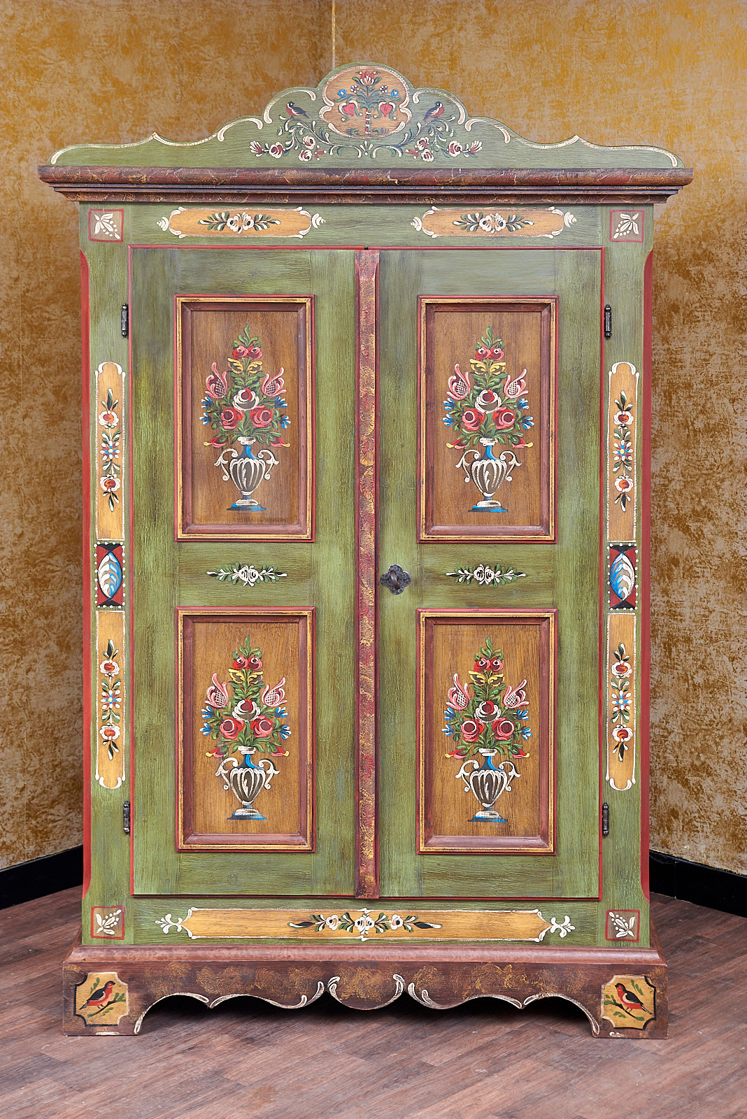 Voglauer Anno 1800 Altgrün Bauernschrank Dielenschrank