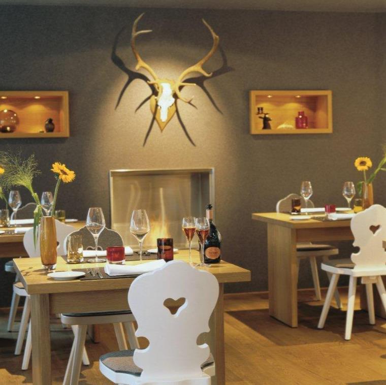 Bauernstuhl WS-20 mit Herz, deckend weiß lackiert