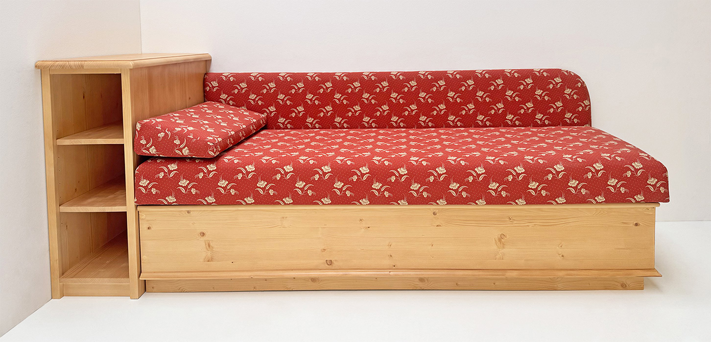 Anbauliege Ofenbankliege Chiemgau, Kopfteil links, Anbauregal mit 2 Böden, Stoff Kössen rot