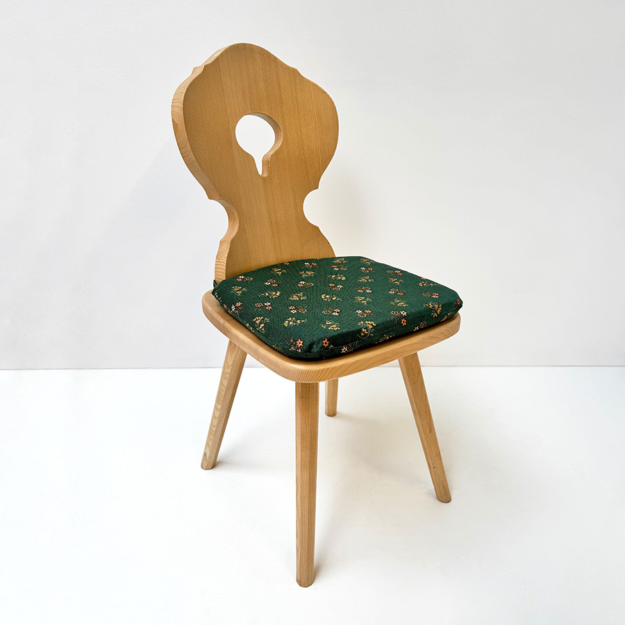 Bauernstuhl 1000 mit gebogener Rückenlehne, Rosner lackiert, Polster genäht, Mülheim Streublume grün