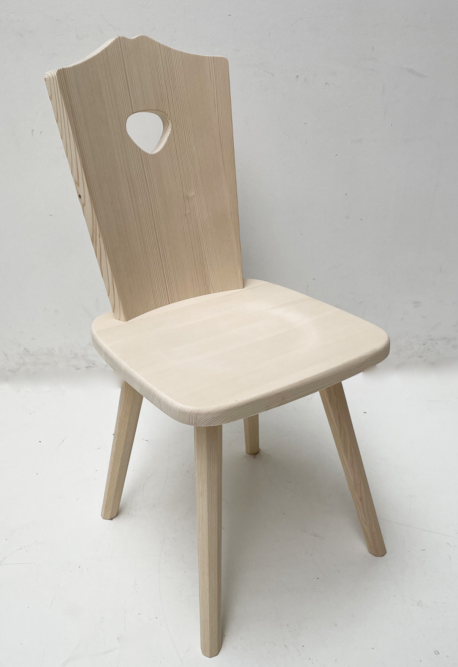 Bauernstuhl WL- 5610 mit gekehlter Lehne, Herz, Fichte roh