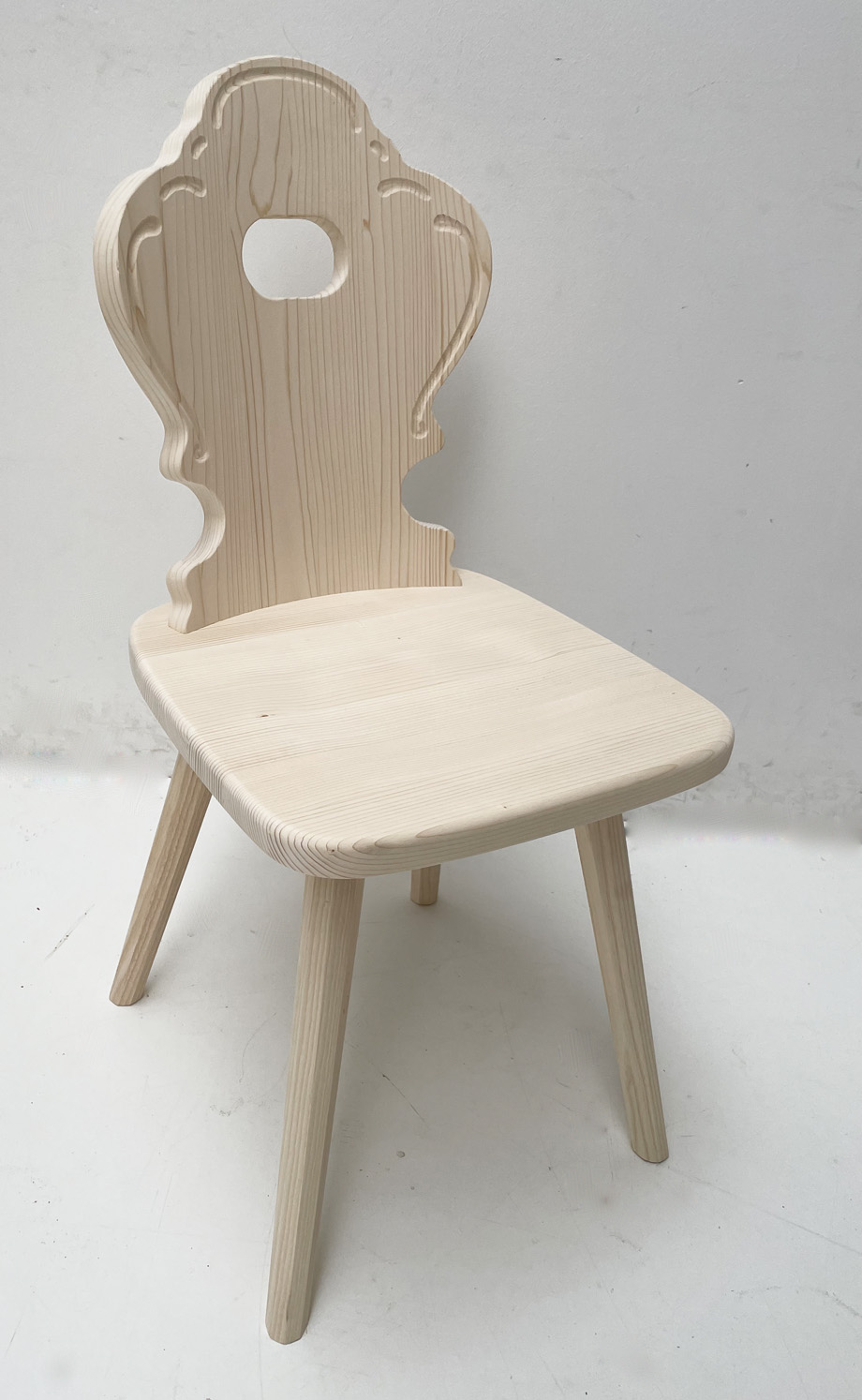 Bauernstuhl WL-5940 mit gekehlter Lehne, Schnitzerei, Fichte roh