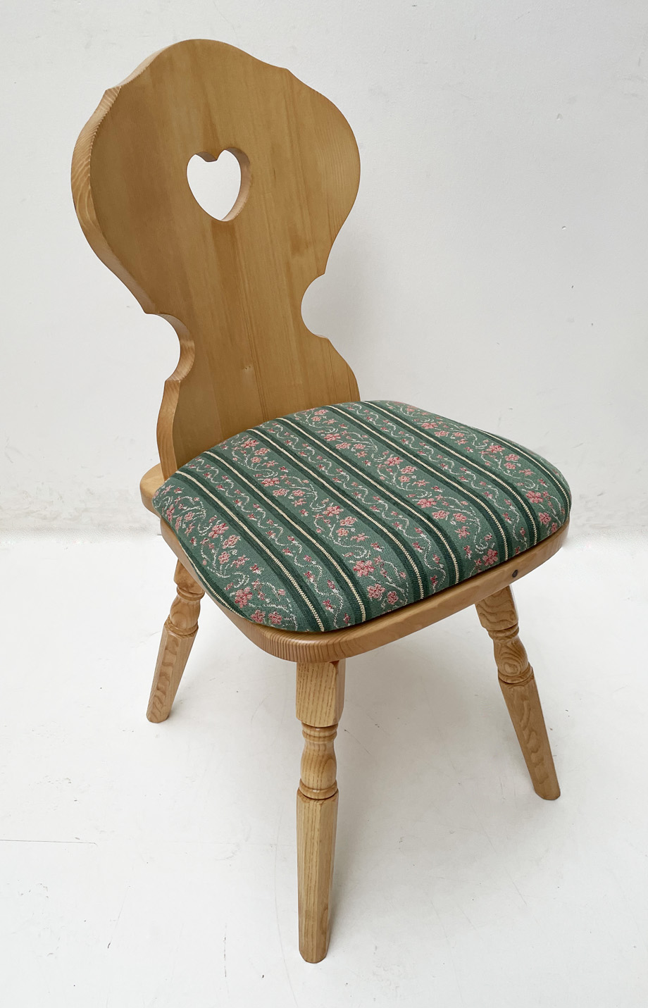 Bauernstuhl Munich, München, gedrechselter Fuß, Fichte, Rosner lackiert, Polsterplatte Waidhaus grün