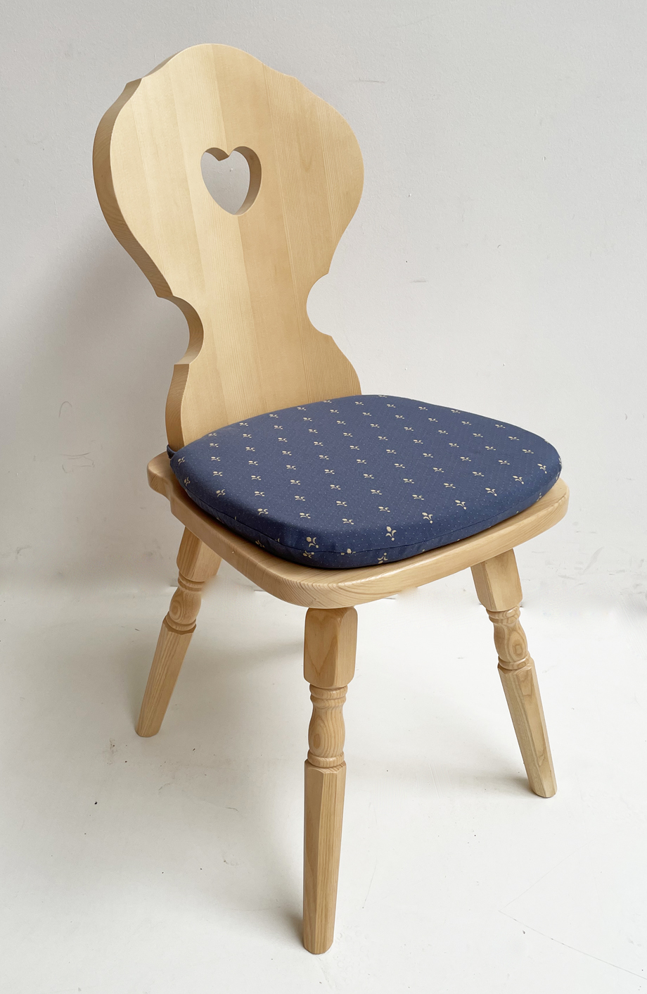 Bauernstuhl Munich, München, gedrechselter Fuß, Fichte, Rosner lackiert, Polster genäht, Kundl blau