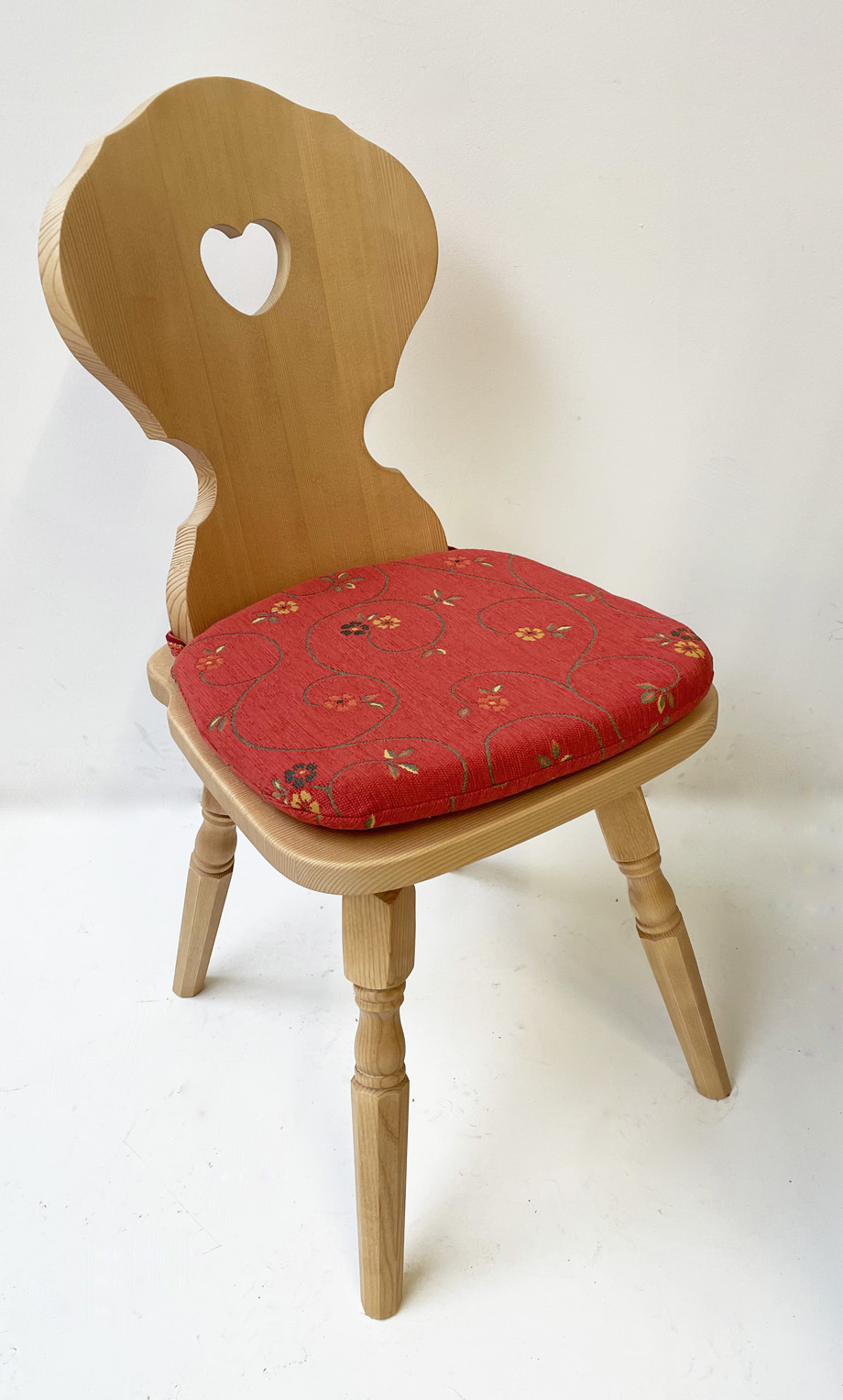 Bauernstuhl Munich, München, gedrechselter Fuß, Rosner Hartwachs, Polster genäht, Pöchlarn Ranke rot
