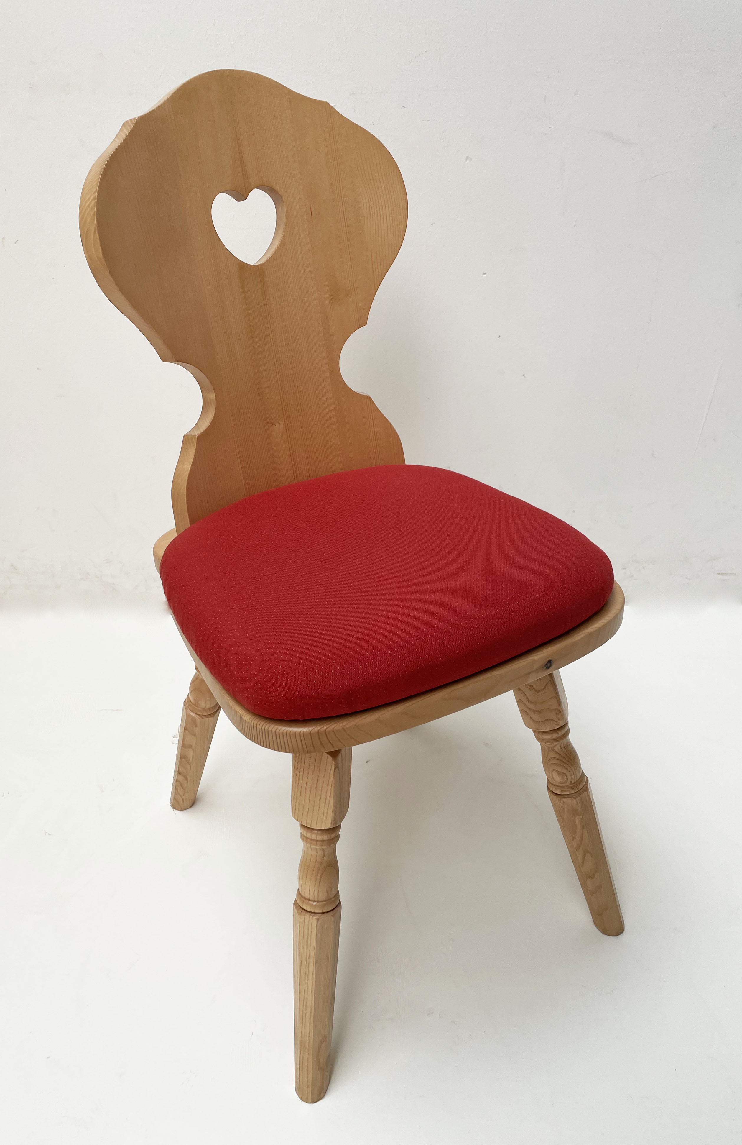 Bauernstuhl Munich, München, gedrechselter Fuß, Fichte, Rosner lackiert, Polsterplatte TS-3015