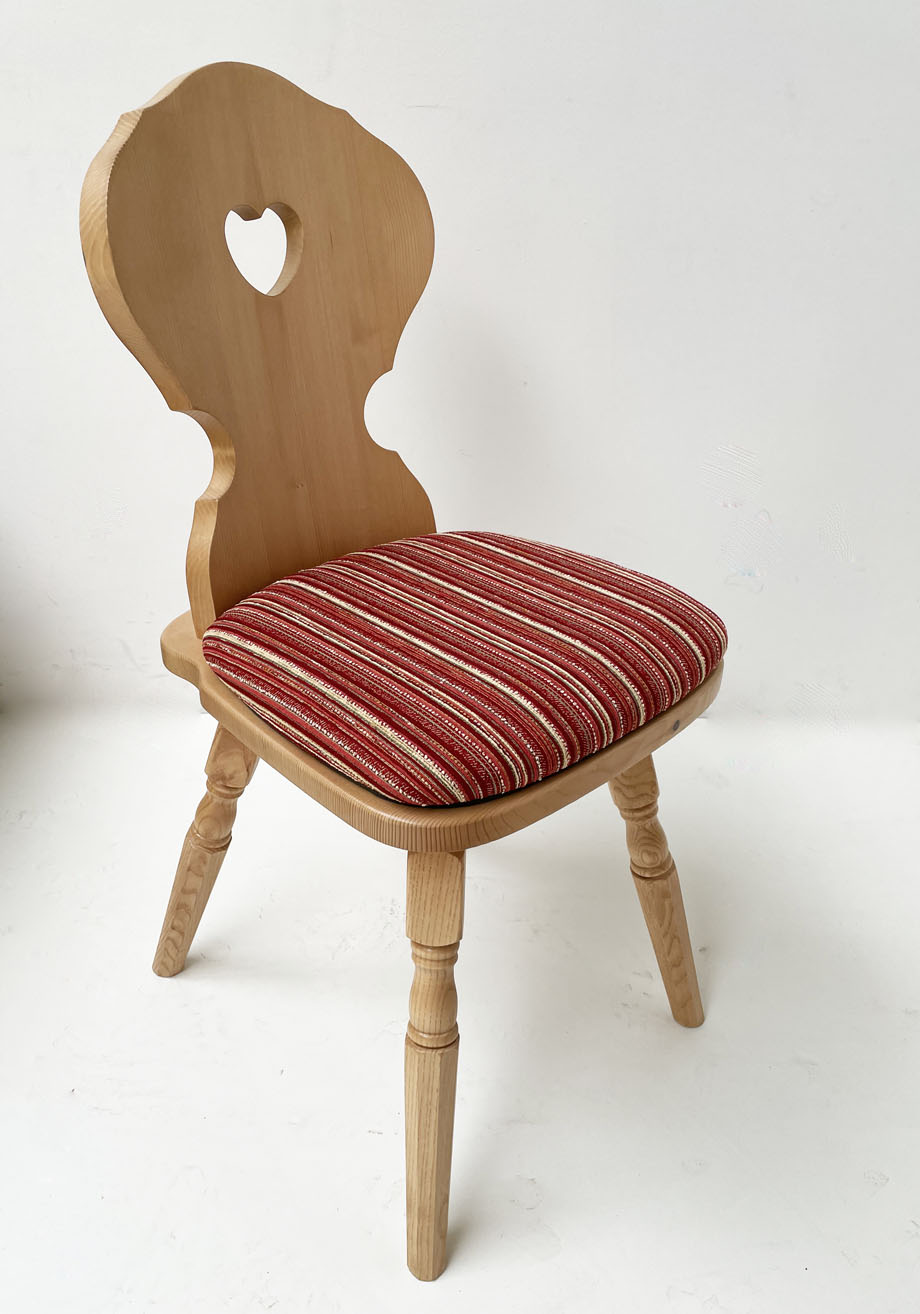 Bauernstuhl Munich, München, gedrechselter Fuß, Fichte, Rosner lackiert, Polsterplatte TS-3025