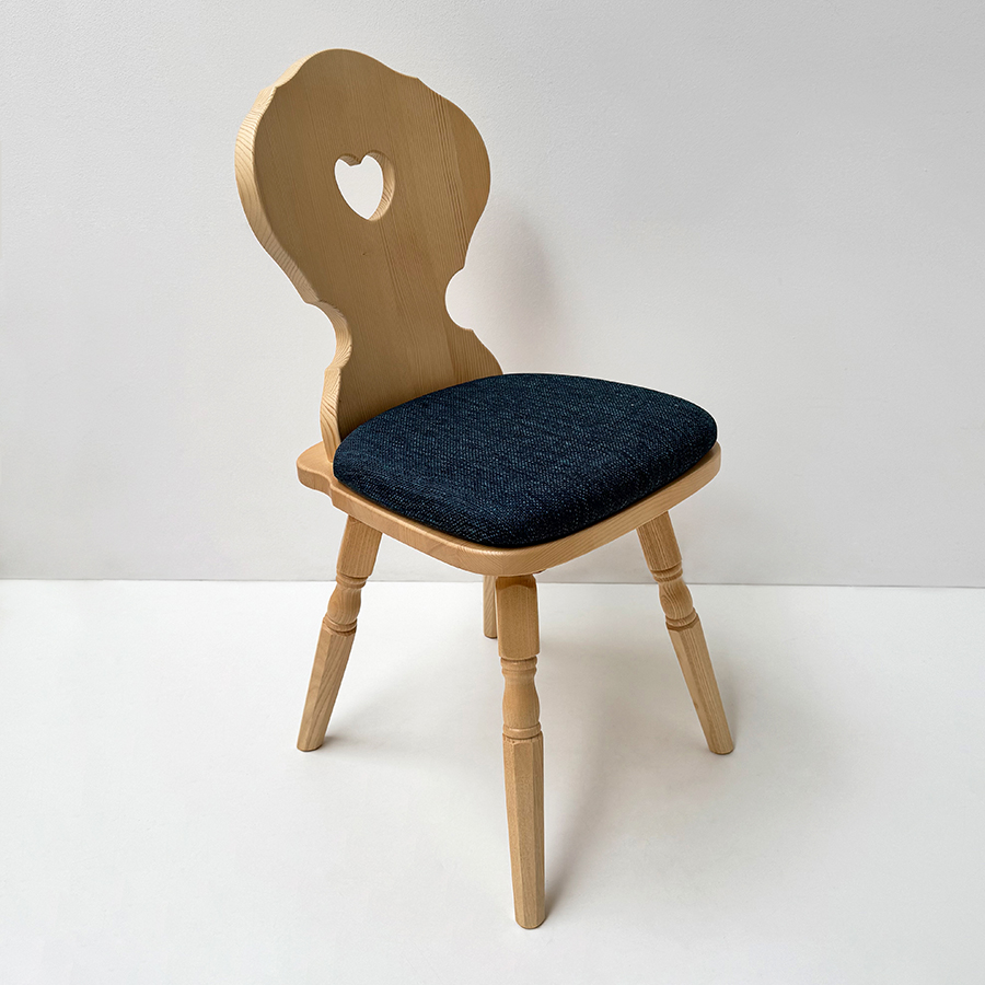 Bauernstuhl Munich, München,  gedrechselter Fuß, Fichte, Rosner lackiert, Polsterplatte Verano 672