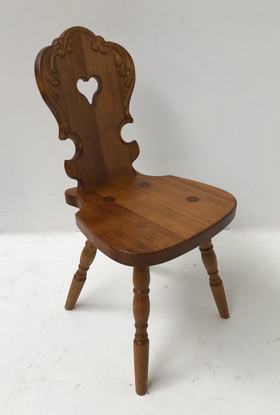 Bauernstuhl Objekt, Fichte , geschnitzt, gedrechselter Fuß , Clou 2206