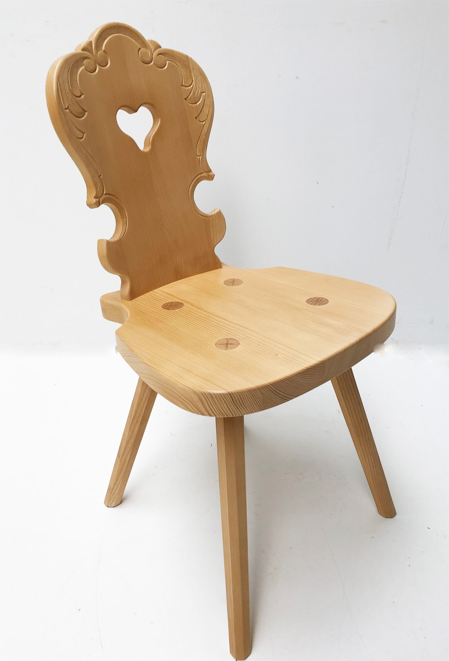 Bauernstuhl Objekt, Fichte , geschnitzt, Rosner lackiert, 8-Kant Fuß