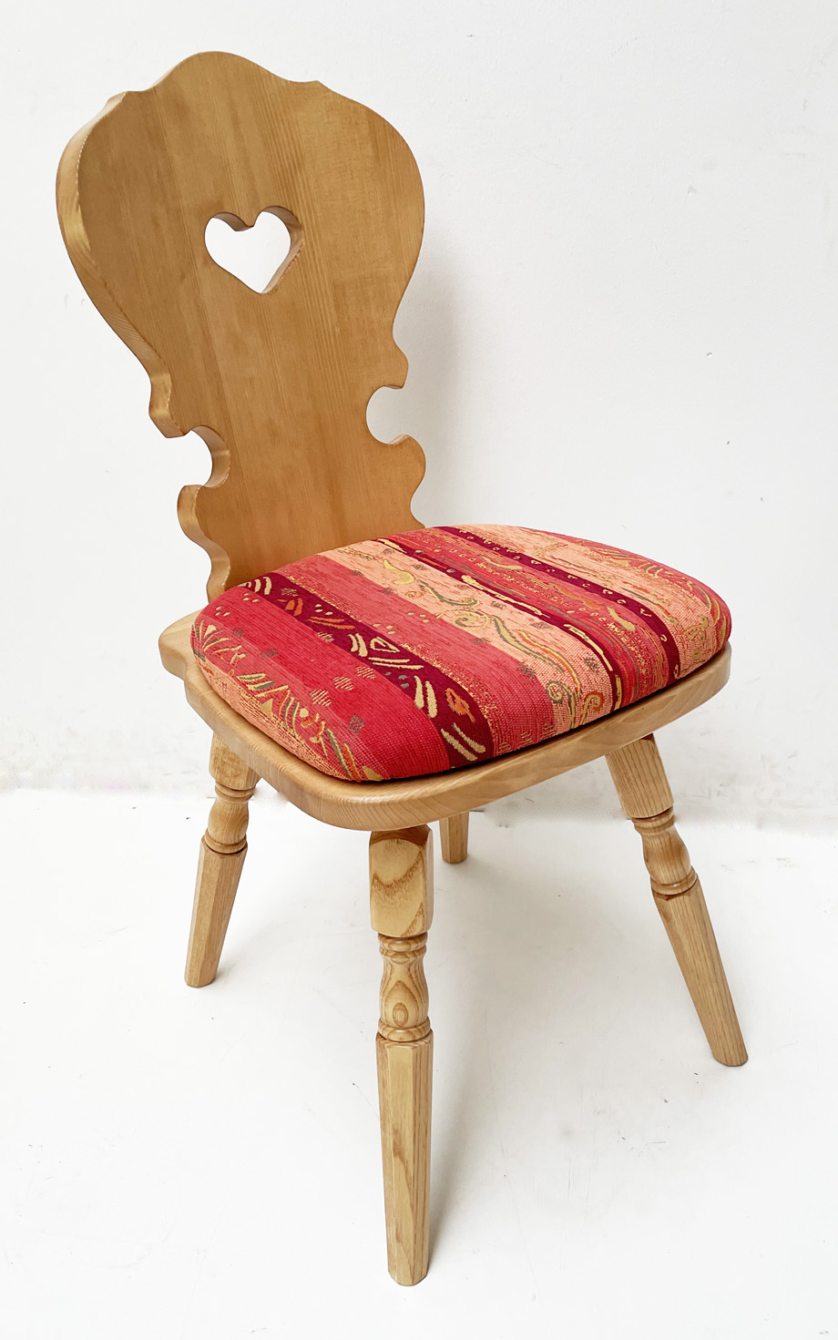 Bauernstuhl  Vienna, Wien, gedrechselter Fuß, Fichte Rosner lackiert, Polsterplatte Pocking bordeaux