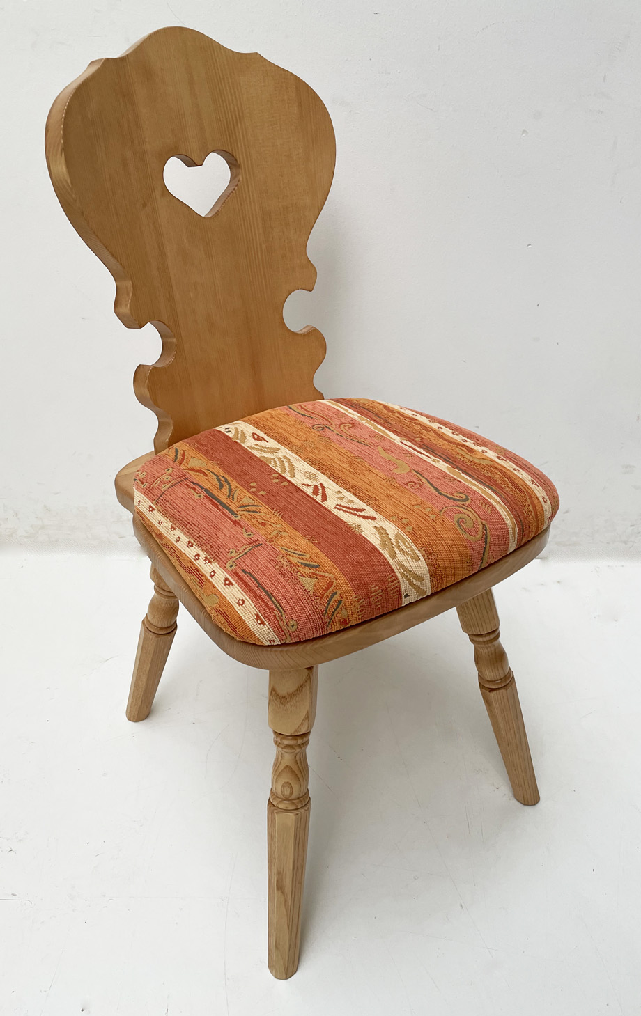 Bauernstuhl  Vienna, Wien, gedrechselter Fuß, Fichte, Rosner lackiert, Polsterplatte Pocking terra