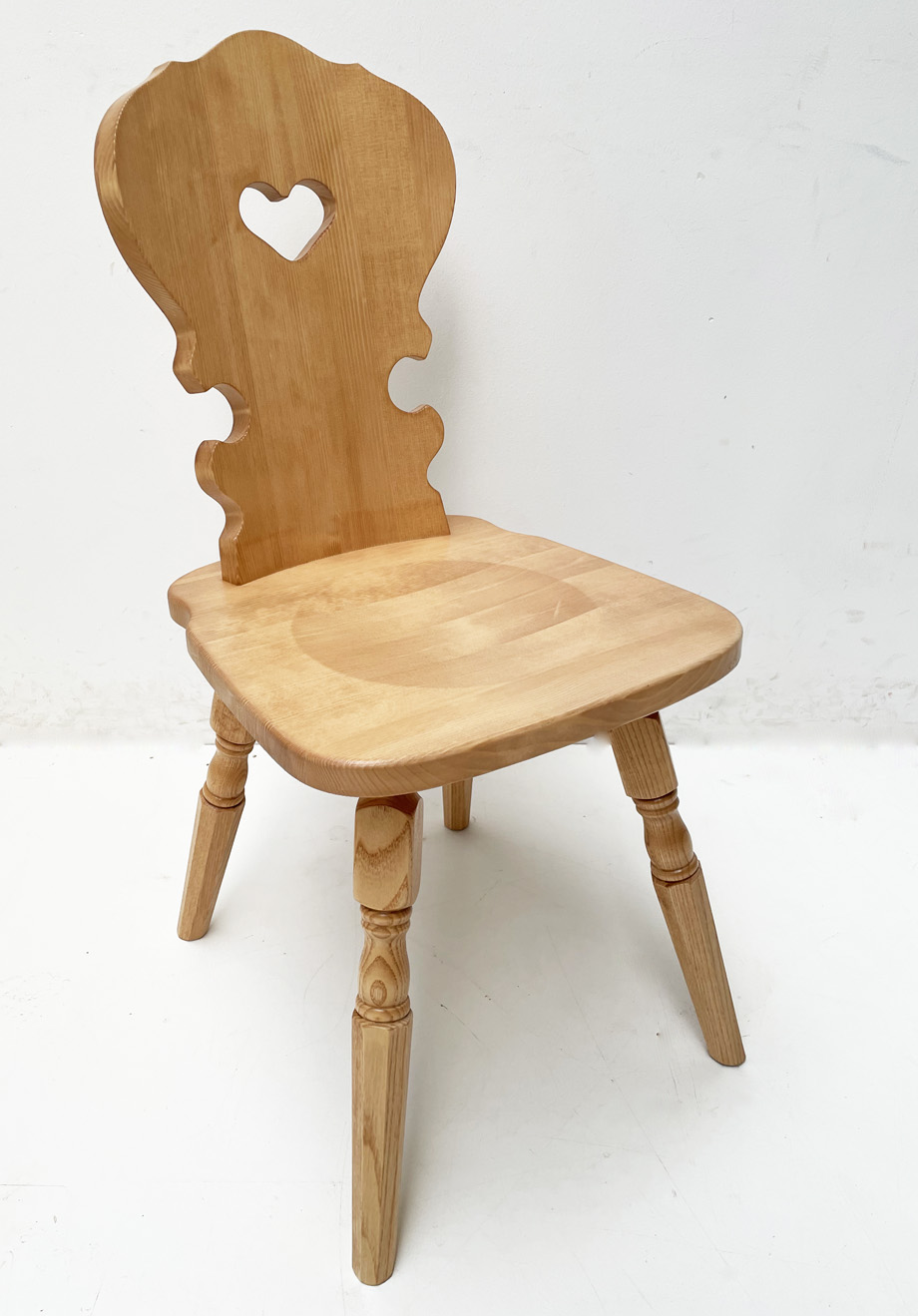 Bauernstuhl  Vienna, Wien, gedrechselter Fuß, Fichte, Rosner lackiert