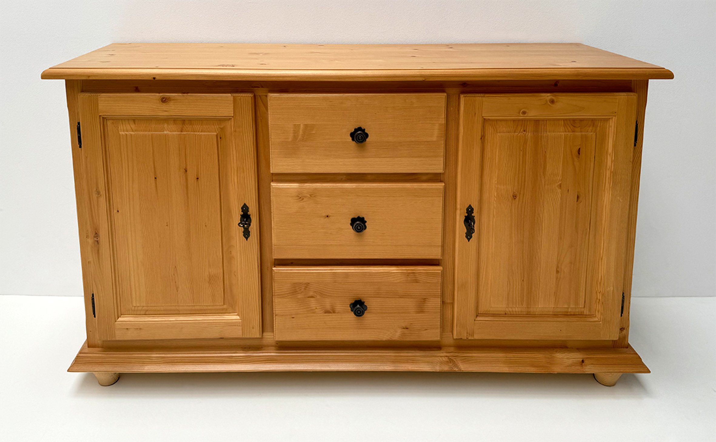 Breitkommode Wertach mit 2 Türen u. a. 3 Schubladen, Rosner lackiert,Rossetten und Knöpfe in Metall