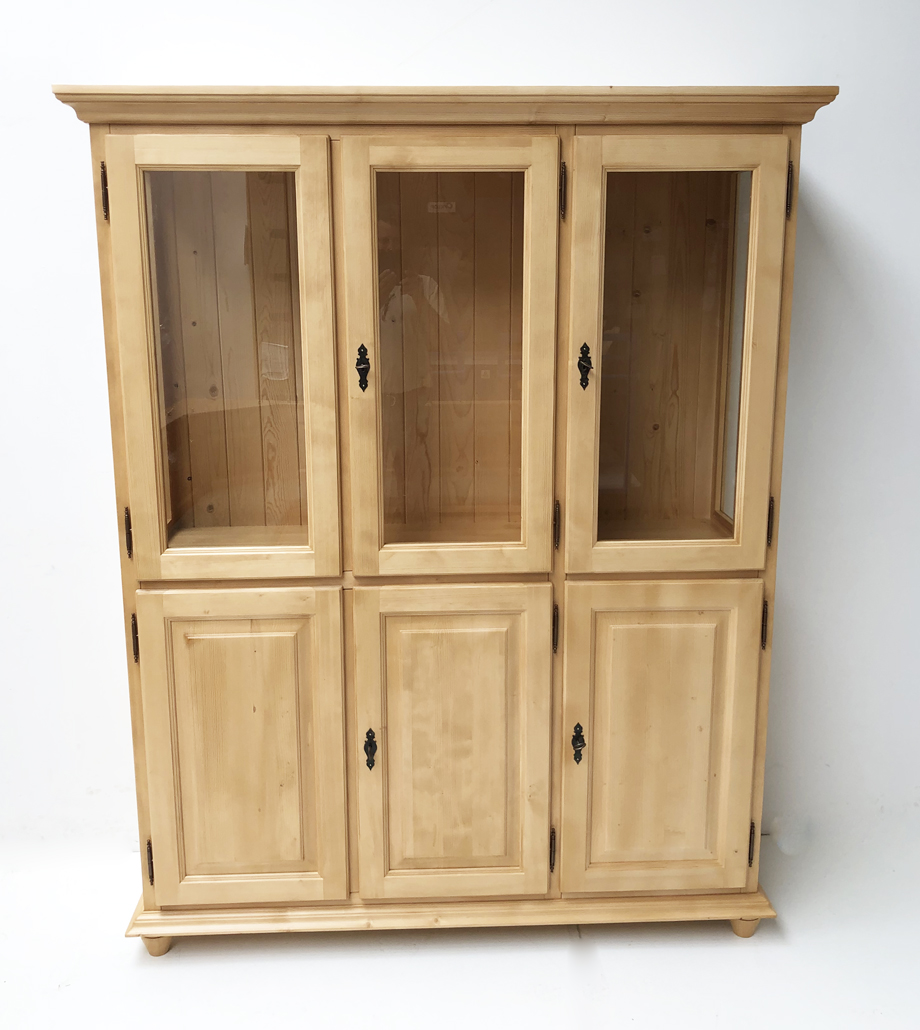 Buffet Füssen, 6-trg., 3-3-trg. 3 Glastüren, 3 Holztüren, Seitenverglasung 