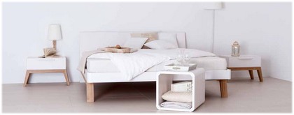 Bett Cortina mit Nachtkästchen