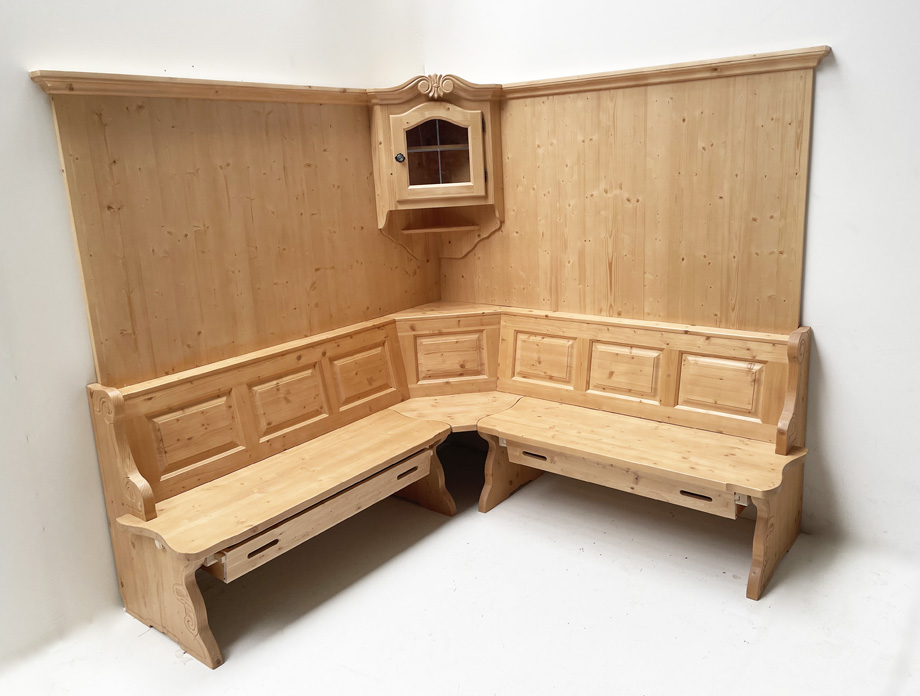 Eckbank Landau solo 195/195 cm, Truhen ausziehbar, Wandverkleidung und Eckhänger geschnitzt