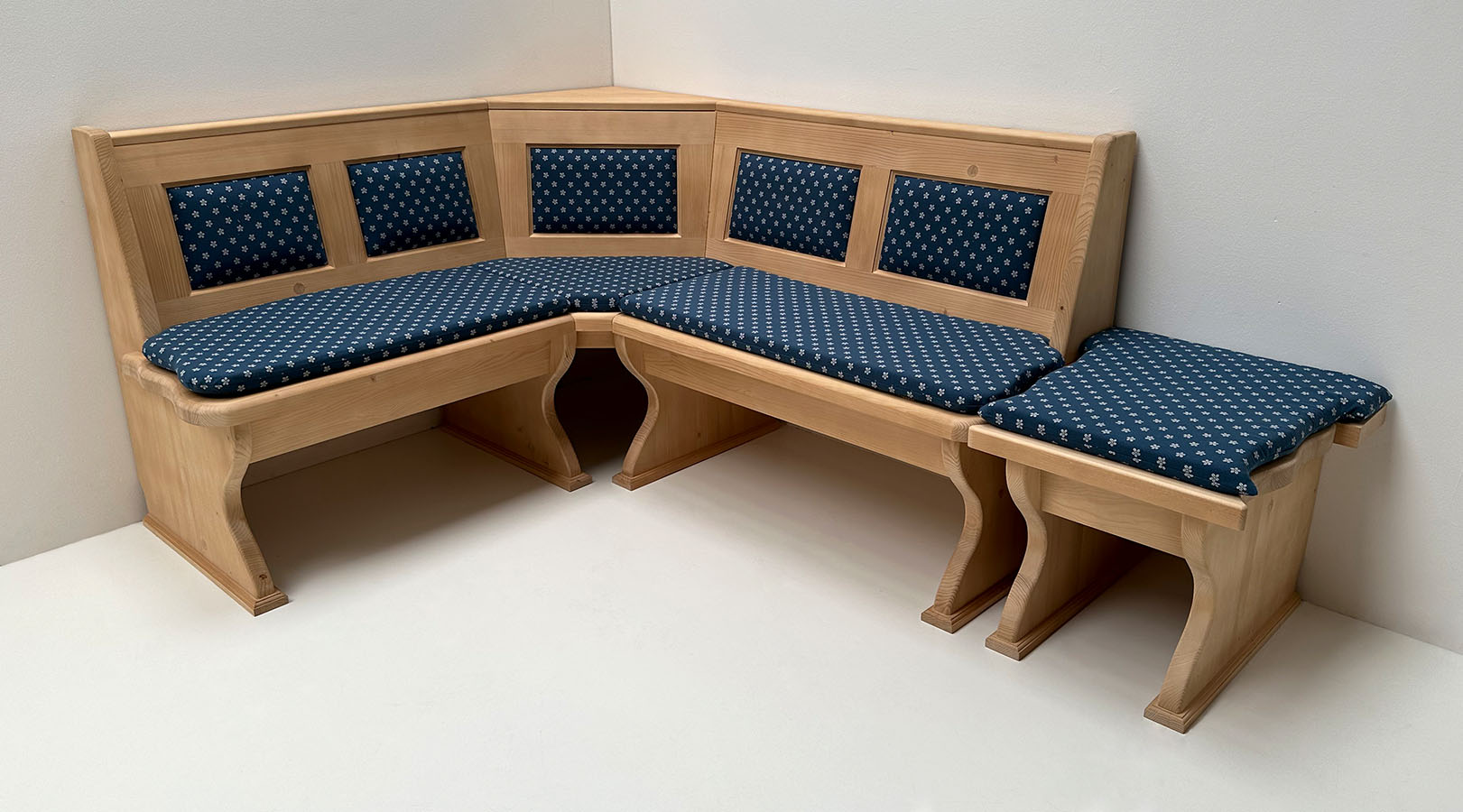 Eckbank Lindau 150/165 cm, Ecke aufklapp. XXL-Truhen, Anstellhocker, Polsterkasetten, Kissen 74851-3