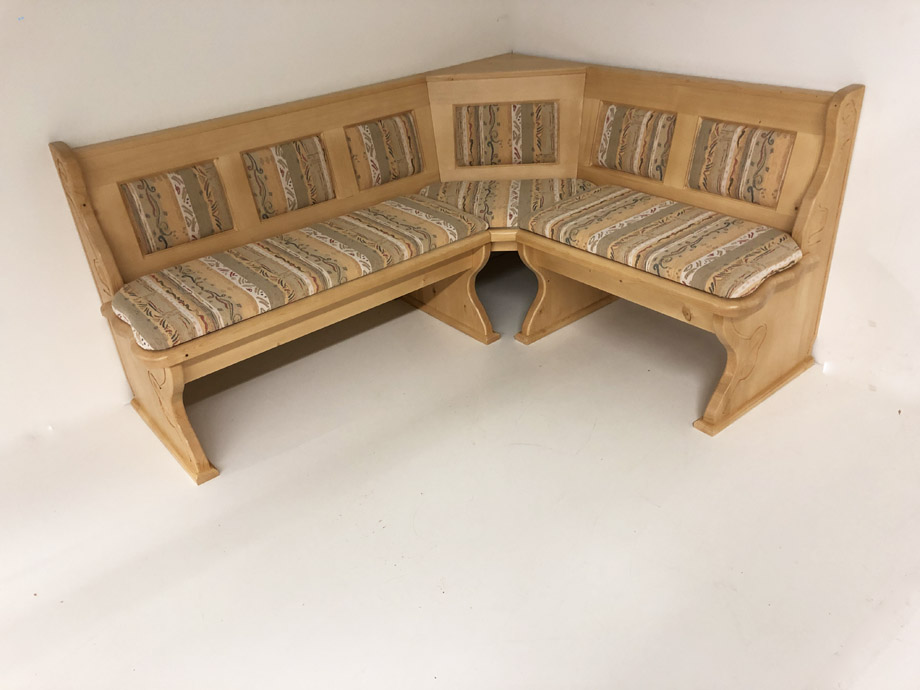 Eckbank Lindau 185/150 cm, Truhen, Aussenwangen geschnitzt, Kassettenpolster, Polster Pocking beige