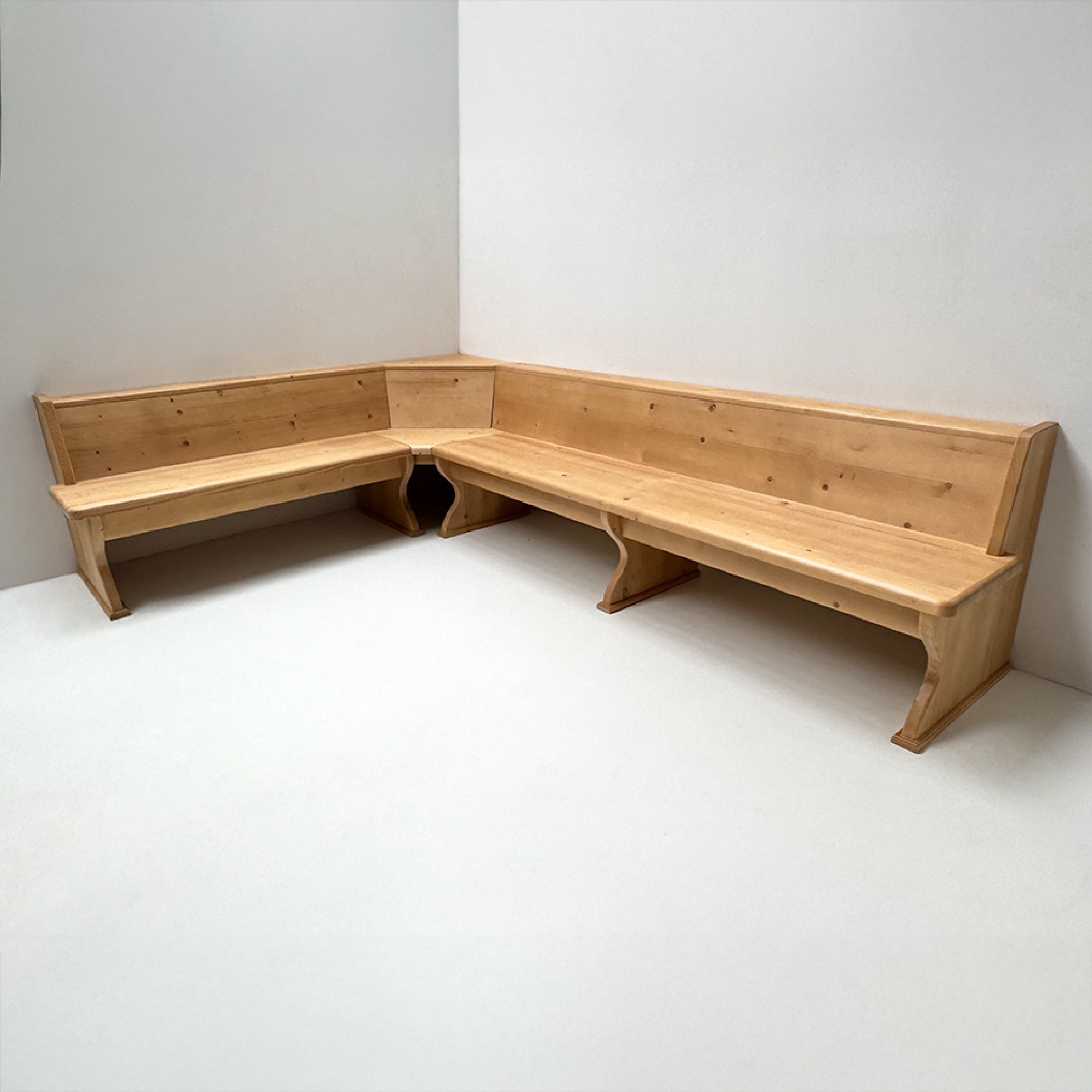 Eckbank Lindau 210/310 mit Truhen, Glattrücken, ohne Kassetten, Ablagenverbreiterung, Höhenkürzung
