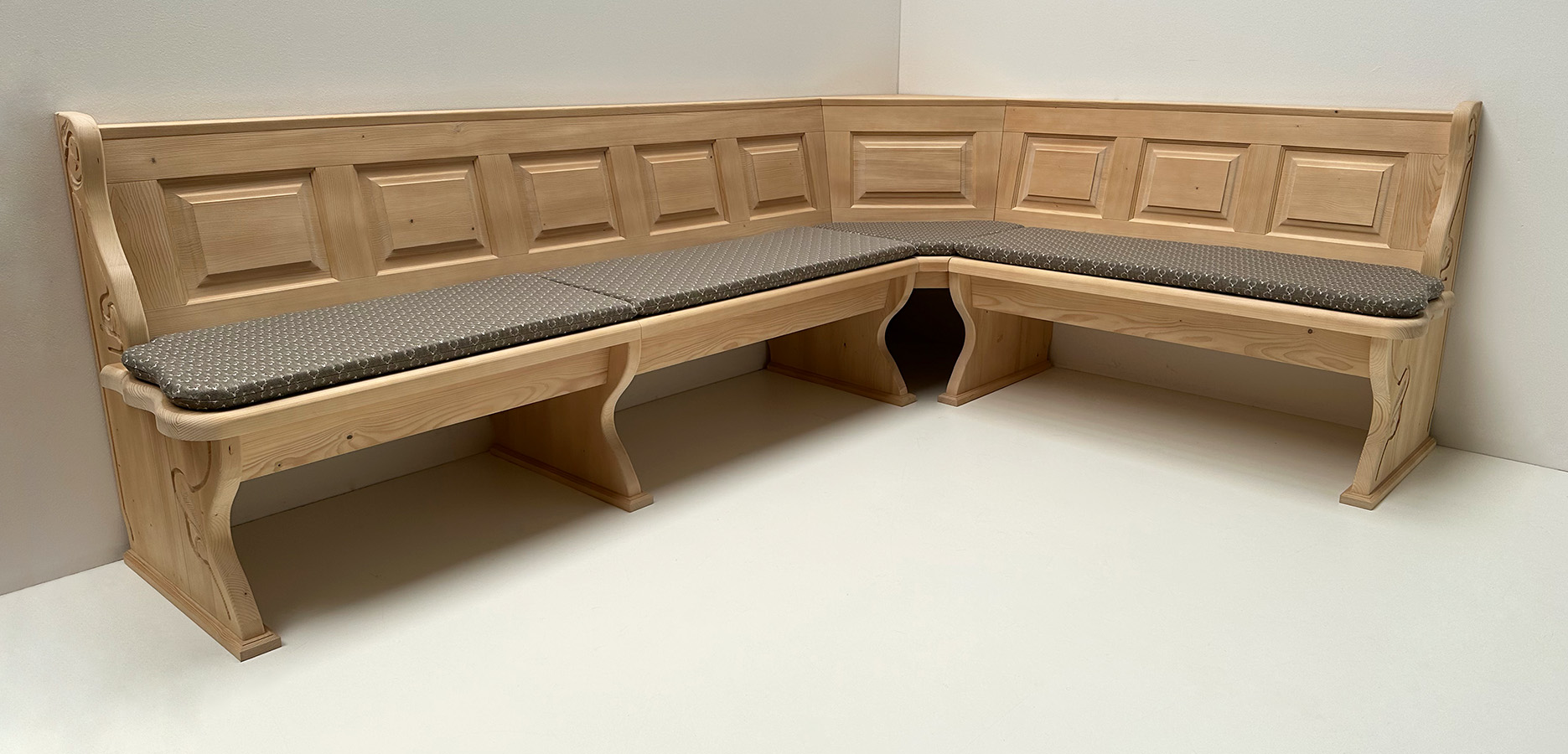 Eckbank Lindau 260/185 cm, Truhen, Aussenwangen geschnitzt, Polster Cortina TS-6326