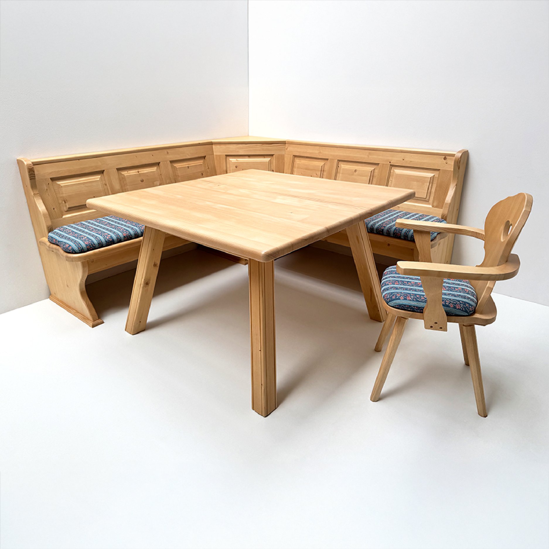 Eckbankgruppe LINDAU 195/195 Fichte, Tisch 4510G, Fichteplatte, Armlehnstuhl Munich, Waidhaus blau