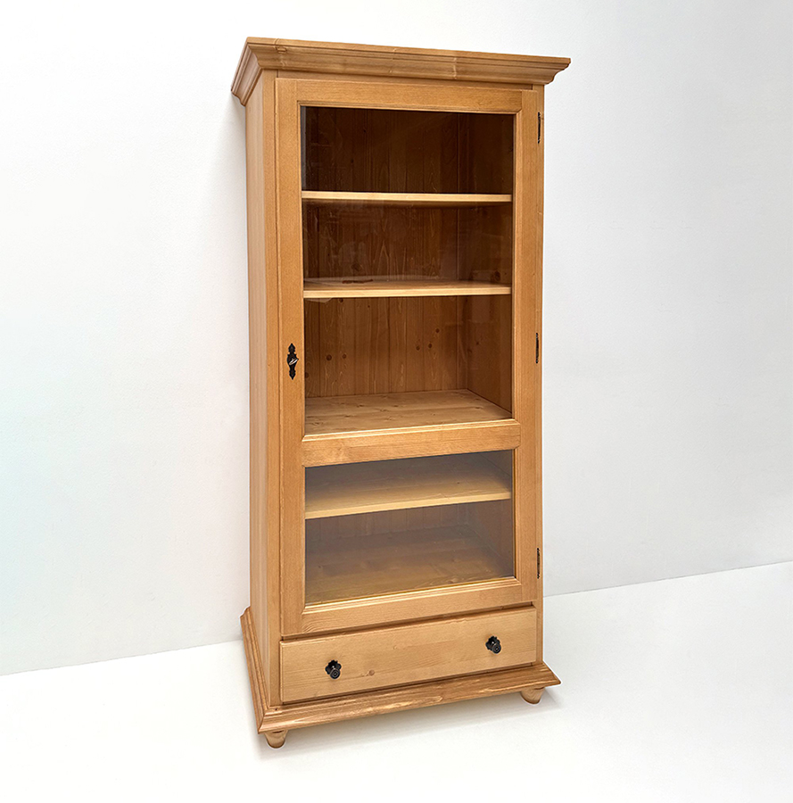 Glasvitrine Füssen breit 1-trg., Tiefe 48 cm, DIN Rechts, Kugelfuß, Kleur 1 Antik hell lackiert