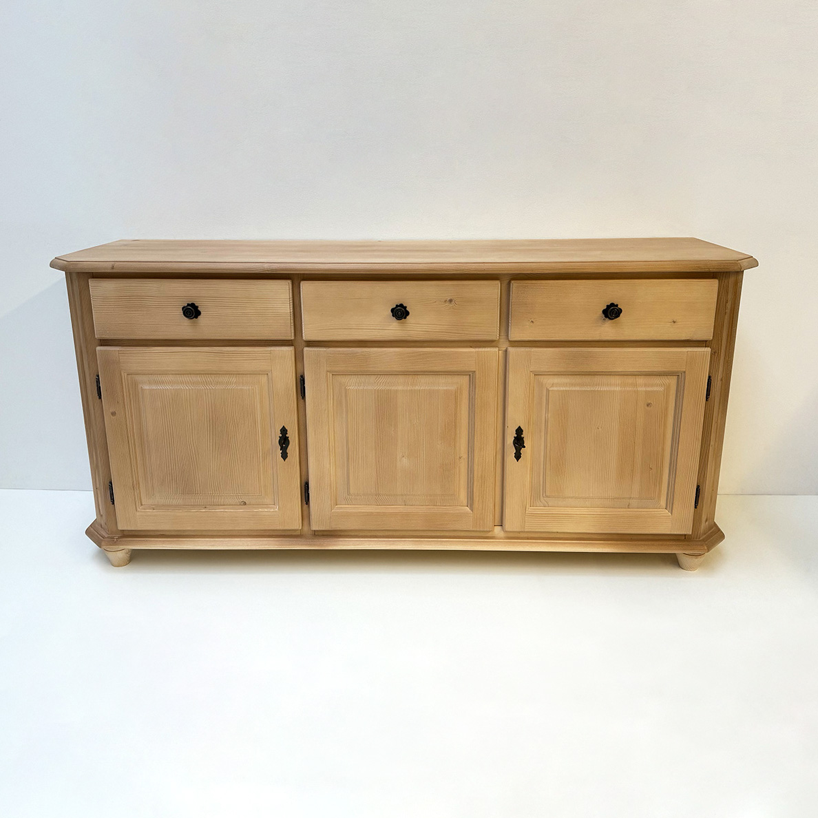 Anrichte Amberg 3-trg., Rosner gewachst, mit Schlüssel, Metallknöpfe und Rosetten