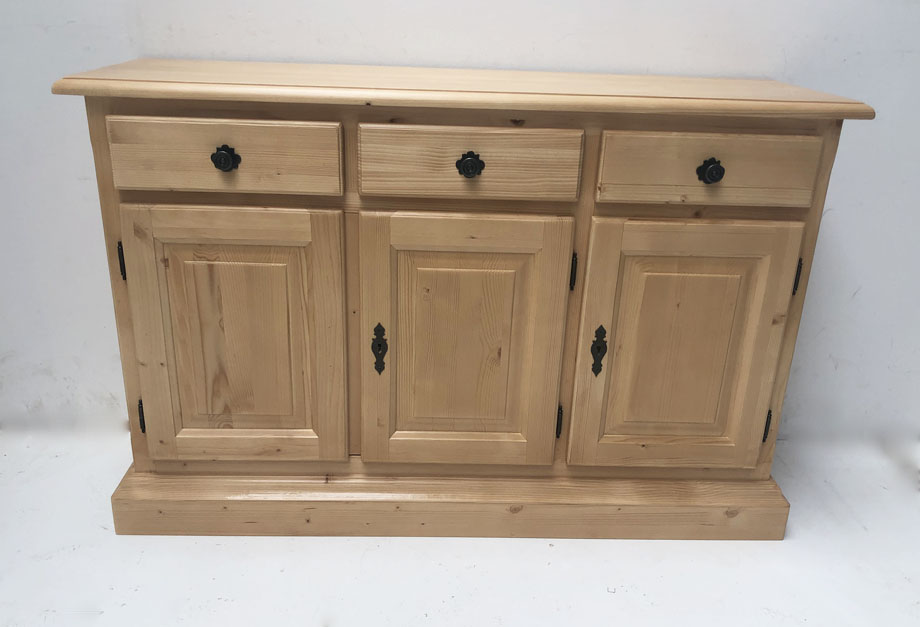 Kommode Füssen Tölz  mit Sockel,3 Türen, 3 Schubfächer, Rosner lackiert Metallknöpfe, Rosette klein