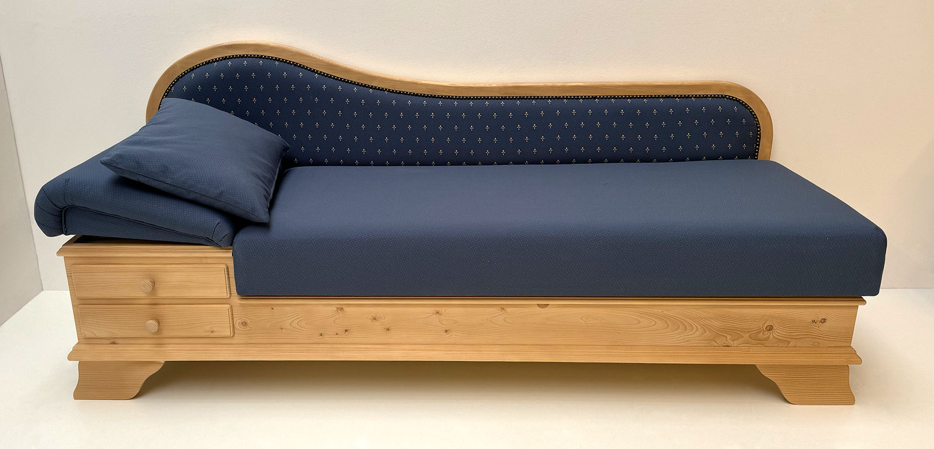 Sofa Liege Garmisch, Sonderlänge 210 cm, Kopfteil links, Kundl blau, Sitz Wels blau