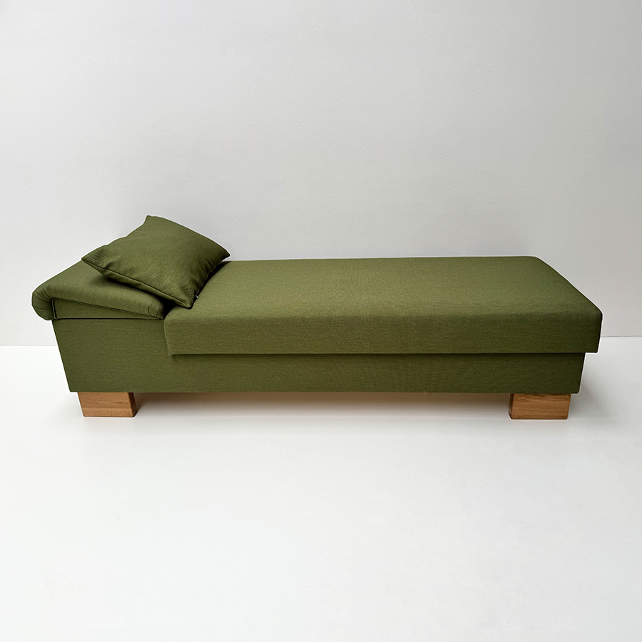 Liege Diwan Rosenheim, freistehend, aufklappbar, Kopfteil verstellbar, Eichefüße geölt, Verano 644