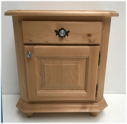 Nachtkommode Trient rechts mit Schräge, Metallknopf