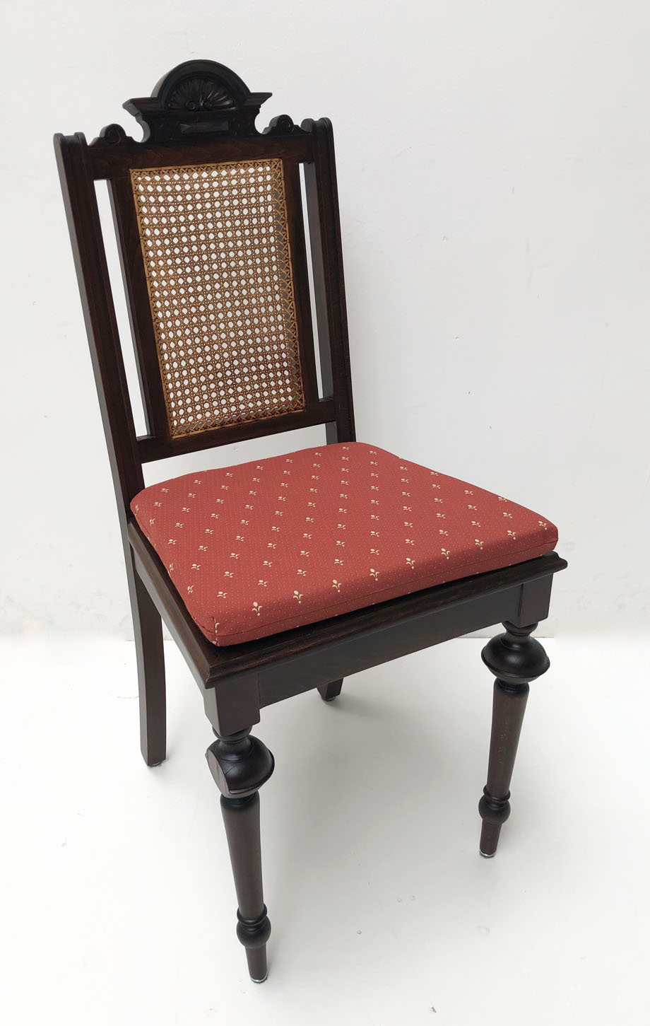 Polster für  Antike Esszimmer Stühle. Sitz  genäht, Kundl rot , mit Laschen und Wendedruckknopf