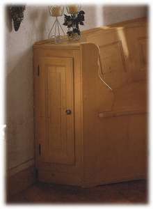 Abschlussregal mit Türe bei Eckbänken